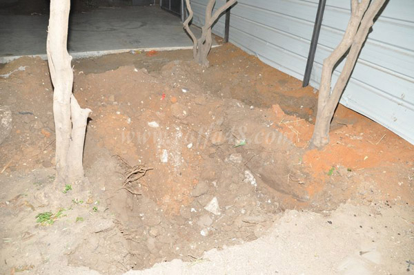 بالصور: الشرطة تعيث فساداً في بيت عائلة عربية بمدينة اللد وتعتقل أحد السكان